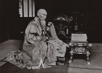 Buddhistický opat (černobílá fotografie) od Herbert Ponting