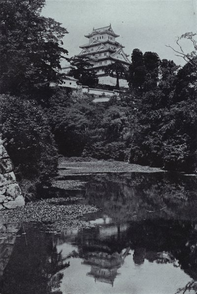 Feudální hrad z příkopu (černobílá fotografie) od Herbert Ponting