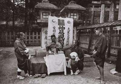 Věštkyně v chrámu Inari (černobílá fotografie) od Herbert Ponting