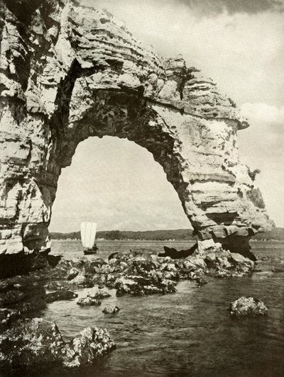 A Sea-Worn Arch at Matsushima, 1910. od Herbert Ponting
