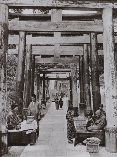 Avenue of Torii v chrámu Inari (černobílá fotografie) od Herbert Ponting