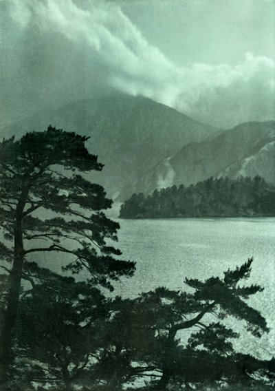 Blížící se bouře na jezeře Motosu, 1910. od Herbert Ponting