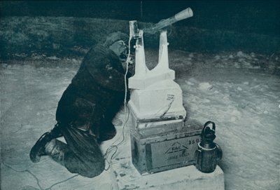 C. S. Wright Making Observation with the Transit., 8. srpna 1911, 1913 od Herbert Ponting