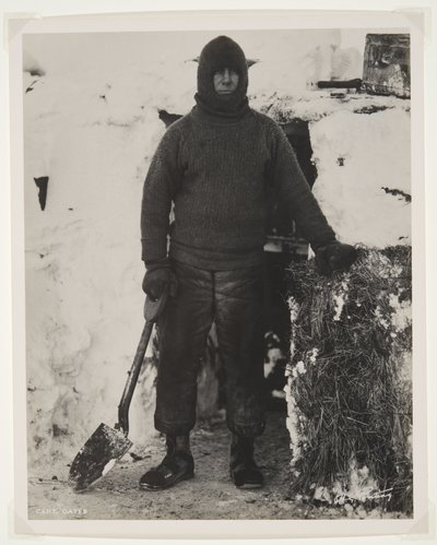 Kapitán Oates během expedice Terra Nova (1910–1913) na jižní pól (bromový tisk) od Herbert Ponting