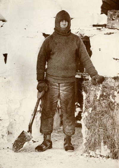 Kapitán L. E. G. Oates u dveří stáje, 30. srpna 1911, 1913 od Herbert Ponting