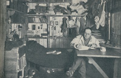Kapitán R. F. Scott, R. N., píšící si do deníku, c1911, 1936. od Herbert Ponting
