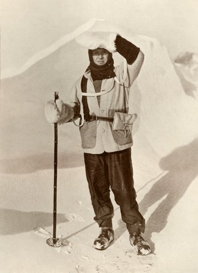 Kapitán Scott na sobě peněženku, ve které nosil své sáňkařské deníky, c1910-1911, 1913 od Herbert Ponting