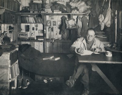 Kapitán Scott píše svůj deník v chatě na Cape Evans, c1911, 1914. od Herbert Ponting