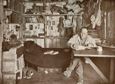 Kapitán Scott ve svém doupěti, c1911, 1913 od Herbert Ponting