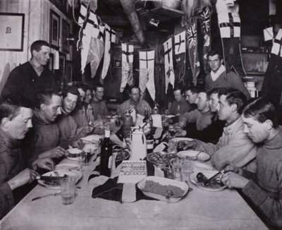 Oslava narozenin kapitána Scotta (černobílá fotografie) od Herbert Ponting