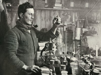 Dr. Atkinson ve své laboratoři, 15. září 1911, 1913 od Herbert Ponting