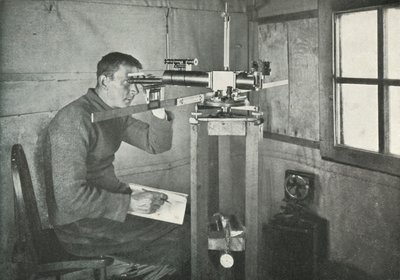 Dr. Simpson na Unifilar Magnetometer, 1911, 1913 od Herbert Ponting