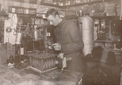 Dr. Simpson ve své laboratoři, 21. prosince 1911, 1913 od Herbert Ponting