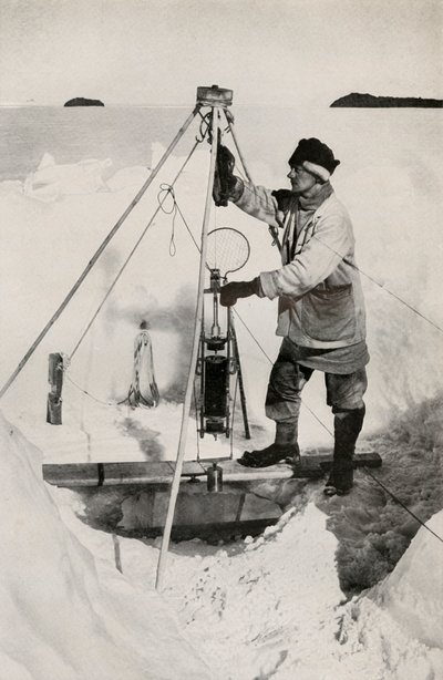 E. W. Nelson s Nansen-Petersenovou izolovanou lahví na vodu, c1911, 1913 od Herbert Ponting