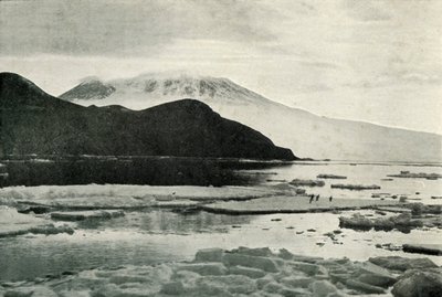 Vstup do McMurdo Sound – Cape Bird a Mount Erebus, c19101913, 1913 od Herbert Ponting