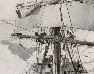 Furling Sail in the Pack, c19101913, 1913 od Herbert Ponting