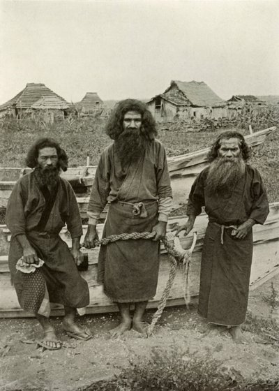 Happu Konno, Lovec ve středu a dva rybáři Ainu, 1910. od Herbert Ponting