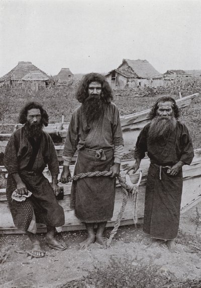 Happukonno, lovec (uprostřed) a dva rybáři Ainu (černobílá fotografie) od Herbert Ponting