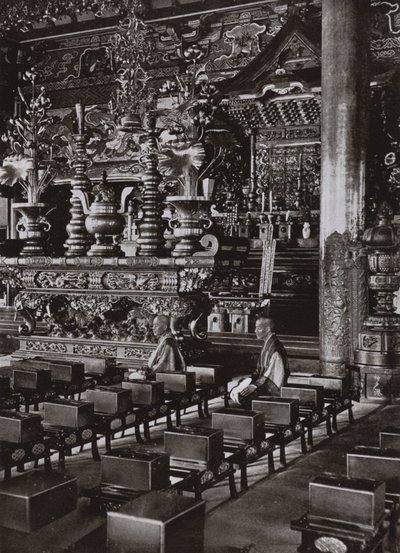 Interiér buddhistického chrámu (černobílá fotografie) od Herbert Ponting