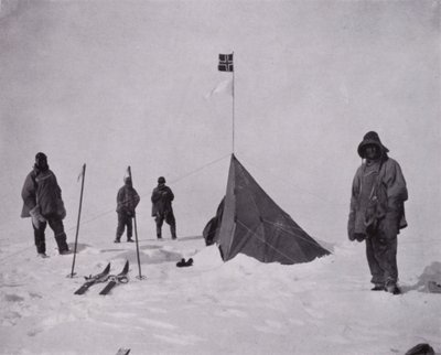 "Byla to černá vlajka, norská vlajka. Amundsen byl první na tyči" (černobílá fotografie) od Herbert Ponting