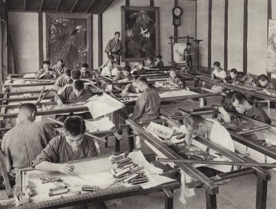 Japonsko ve 20. letech 20. století: Škola vyšívání v Kjótu (černobílá fotografie) od Herbert Ponting