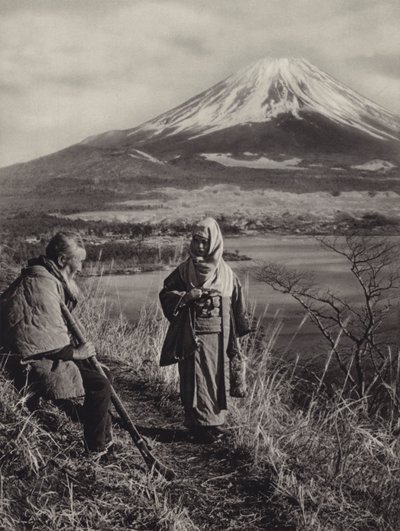 Japonsko ve 20. letech 20. století: Fudži, nejposvátnější hora Japonska (černobílá fotografie) od Herbert Ponting