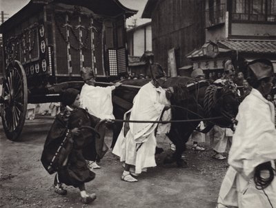 Japonsko ve 20. letech: šintoistický pohřeb vysoce postavené osoby (černobílá fotografie) od Herbert Ponting