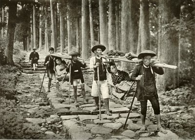 Japonské dámy jdou do svatyní, Nikko, 1910. od Herbert Ponting
