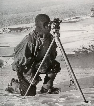 poručík E. R. G. R. Evans Surveying With The Four-Inch Theodolite, říjen 1911, 1913. od Herbert Ponting