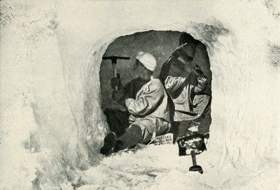 poručík Evans a Nelson řezání jeskyně pro chladírenské skladování, 12. ledna 1911, 1913 od Herbert Ponting