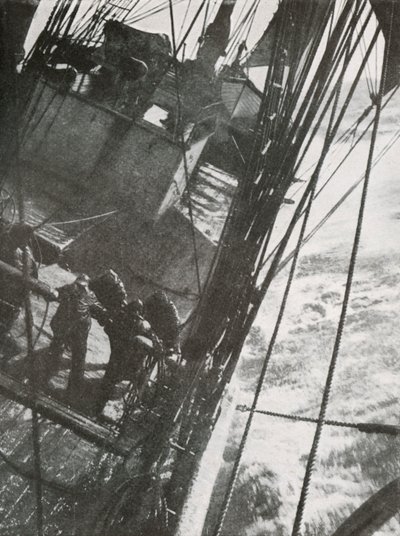 Manning the Pumps, c19101913, 1913 od Herbert Ponting