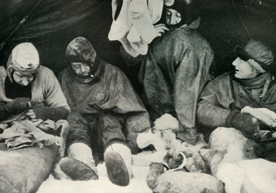Členové polární strany, jak se dostat do spacích pytlů, c1911, 1913. od Herbert Ponting