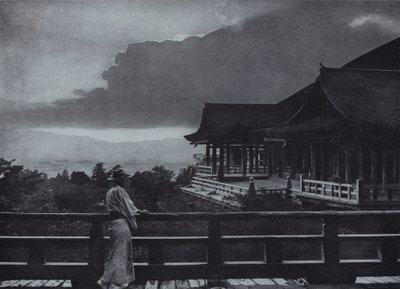 Měsíční svit v Kiyomizu-dera (černobílá fotografie) od Herbert Ponting