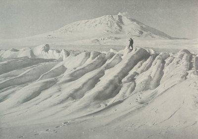 Mount Erebus nad ledovcem opotřebovaným vodou, říjen 1911, 1913 od Herbert Ponting