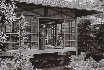 Namikawa San krmí svého kapra (černobílá fotografie) od Herbert Ponting
