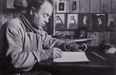 „Scott psal a plánoval a počítal u svého malého stolku“ (černobílá fotografie) od Herbert Ponting