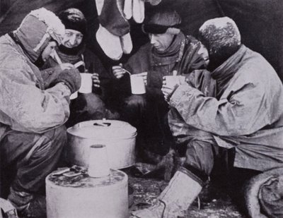 "Ten večer měli vánoční večeři" (černobílá fotografie) od Herbert Ponting