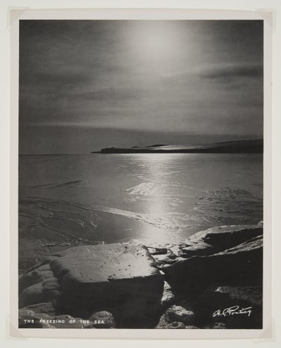 The Freezing of the Sea (bromidový tisk) od Herbert Ponting