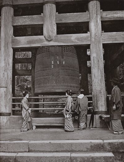 Velký zvon v chrámu Chio-in (černobílá fotografie) od Herbert Ponting