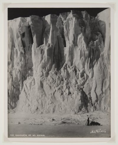 Hradby Mt. Erebus, (bromový tisk) od Herbert Ponting