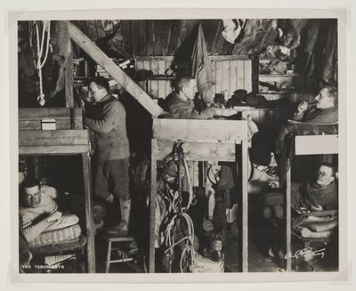 The Tenements během expedice Terra Nova (1910-13) na jižní pól (bromový tisk) od Herbert Ponting