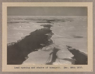 Loď Terra Nova (1884) se udržela v ledovém příkrovu od Herbert Ponting