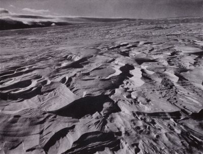„Velké vlny zmrzlého sněhu vyvrhnuté větrem“ (černobílá fotografie) od Herbert Ponting