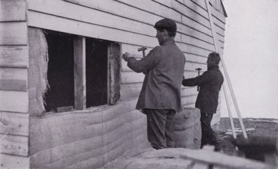 "Chalupa byla postavena" (černobílá fotografie) od Herbert Ponting