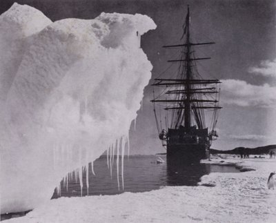 „Přistání na ledové úpatí poblíž Cape Evans“ (černobílá fotografie) od Herbert Ponting