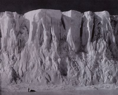 Hradby hory Erebus (černobílá fotografie) od Herbert Ponting