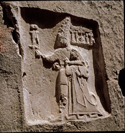 Král Tudhaliya chrání božstvem (nízký reliéf. kolem 1250-1220 př.nl) od Hittite