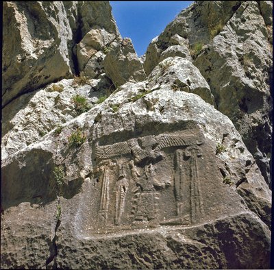 Nízký reliéf s postavou pod ailee tvorem. kolem 1250-1220 před naším letopočtem. od Hittite