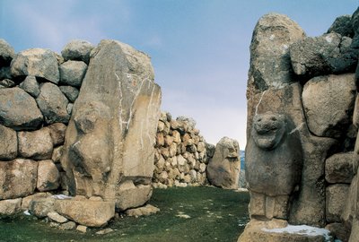 Pohled na Lví bránu, jeden z pěti vchodů do ohrazení starověkého hlavního města říše Chetitů v Hattusha (nyní Bogazkale), Turecko od Hittite