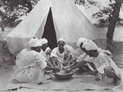 Afrika: Arabští námořníci při jídle (čb foto) od Hugo Adolf Bernatzik